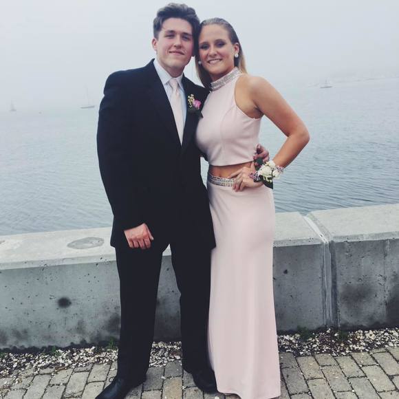 Meet your Posher, Lauren - Picture 2 of 2