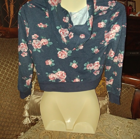 Cute!! Guess girls crop top hoodie, size 8, - Picture 3 of 4