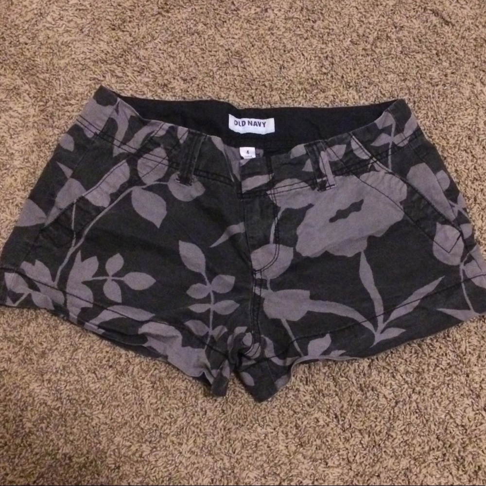 Old Navy patterned flower leaf shorts