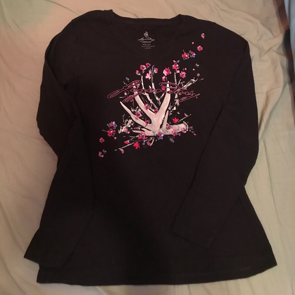 Legendary black v-neck with antler detail.