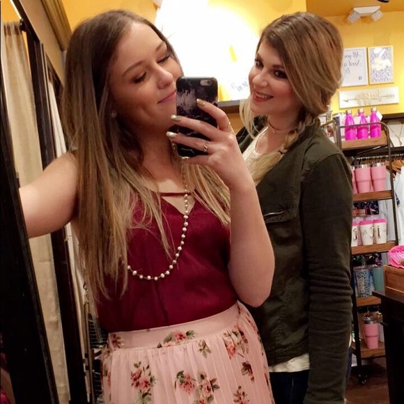 Meet your Posher, Nicole - Picture 4 of 7