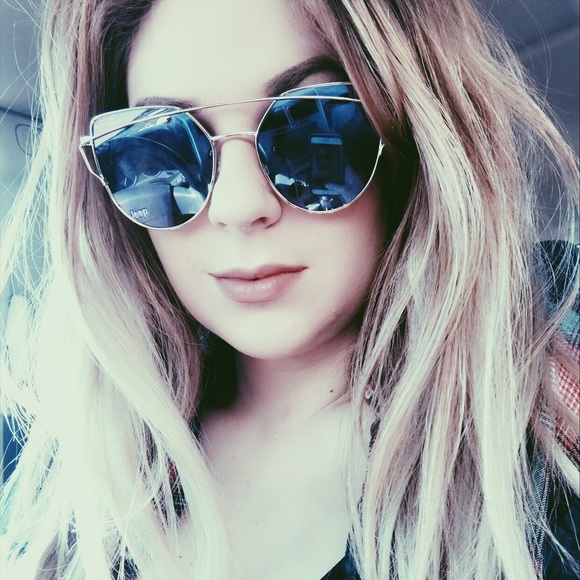 Meet your Posher, Nicole - Picture 5 of 7