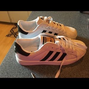 New Men's Size 8 Adidas Superstar