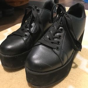 YRU LaLa black platform