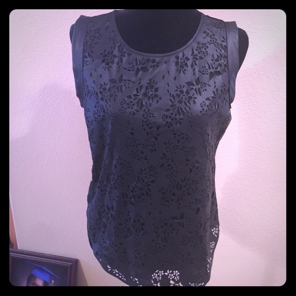 Sleeveless shirt by Dani. - Picture 1 of 4
