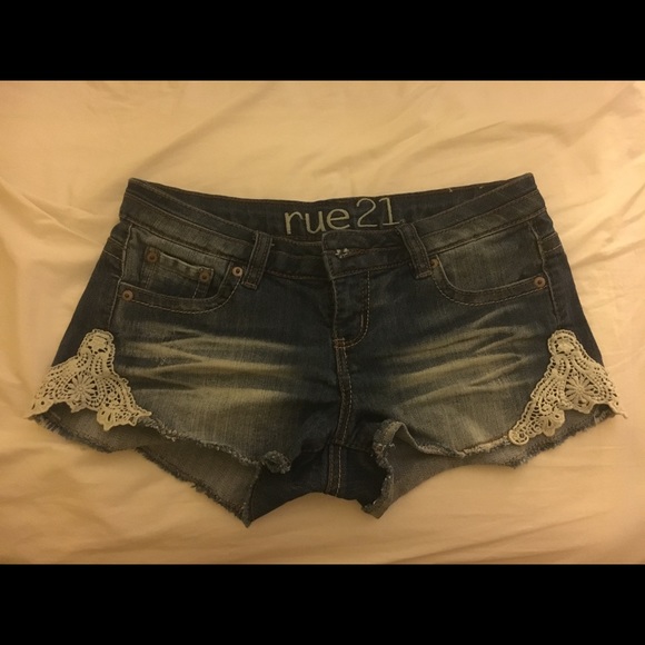 Rue21 jean shorts. Size 3/4 - Picture 1 of 2