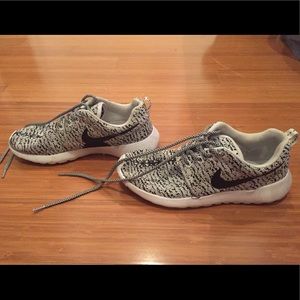 Nike women's tennis shoes- size 7.