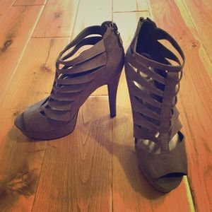 NEW Guess Grey Platforms 7.5