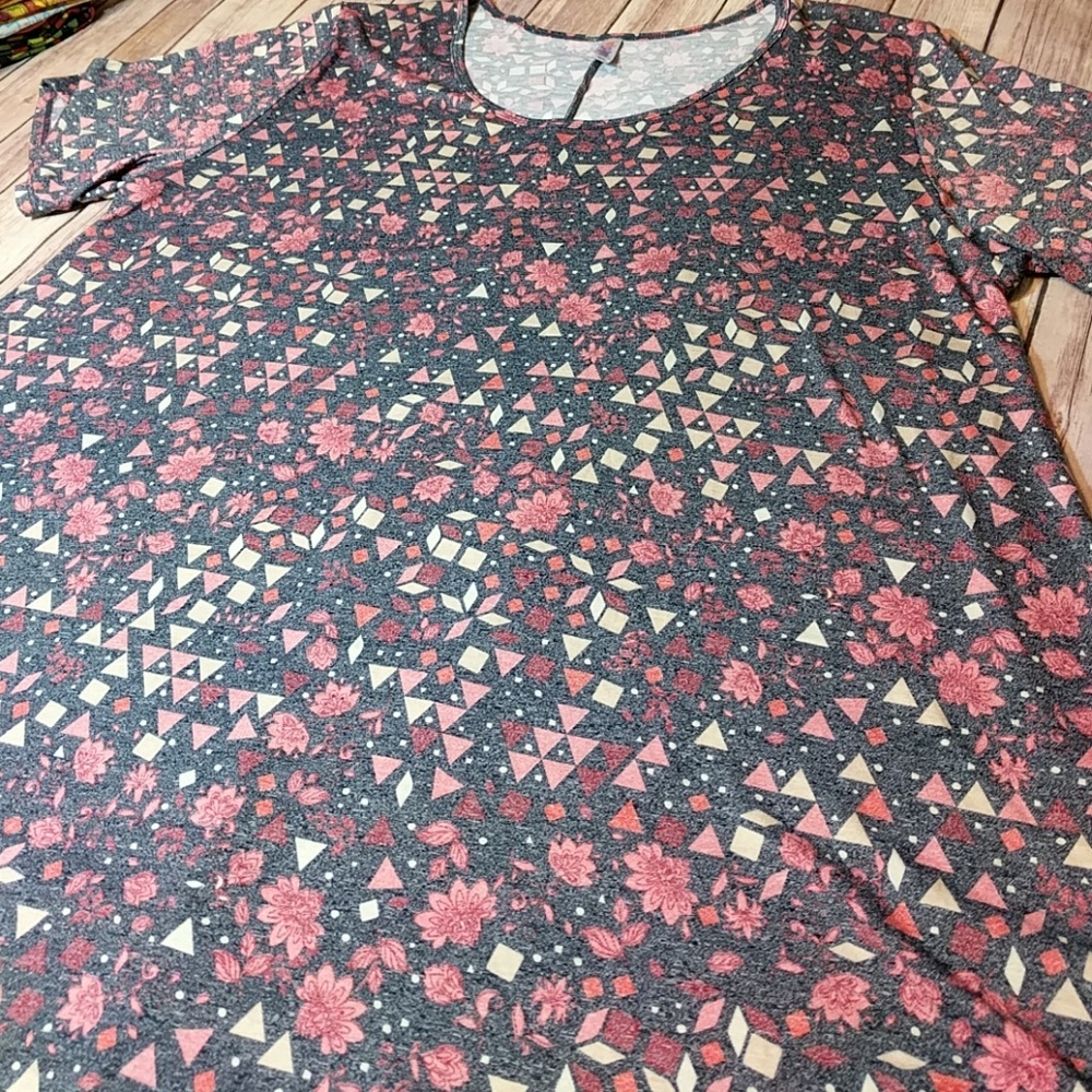 3XL Perfect Tee with Shapes and Flowers