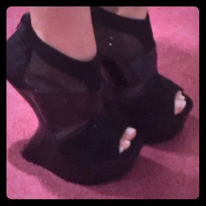 Black Peep Toe Platform Shoe w zip up heel
