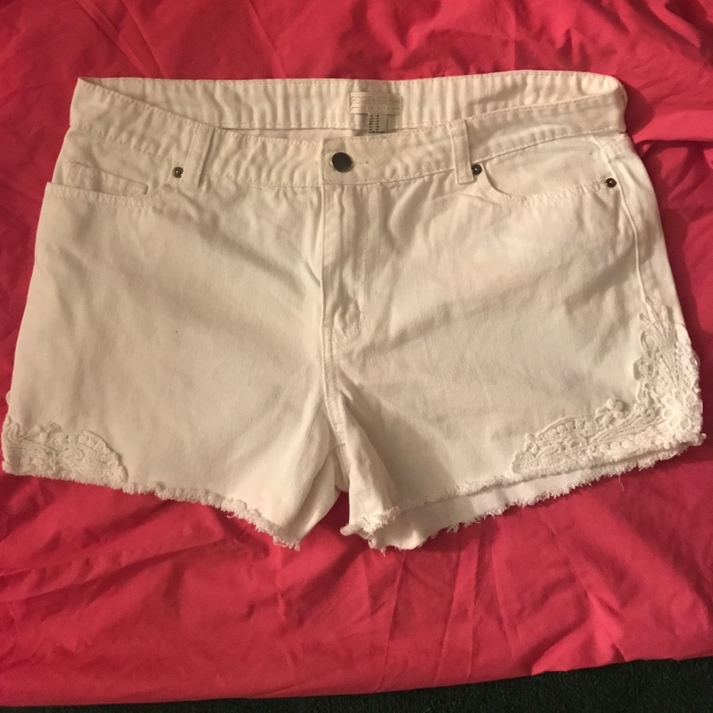 FOREVER 21 WHITE DENIM SHORTS ✨