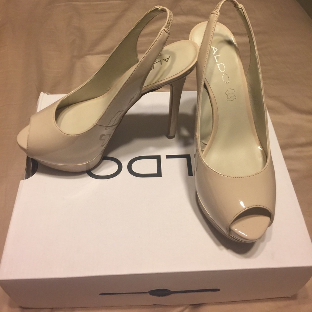 NWT Aldo nude platform peep toe pumps
