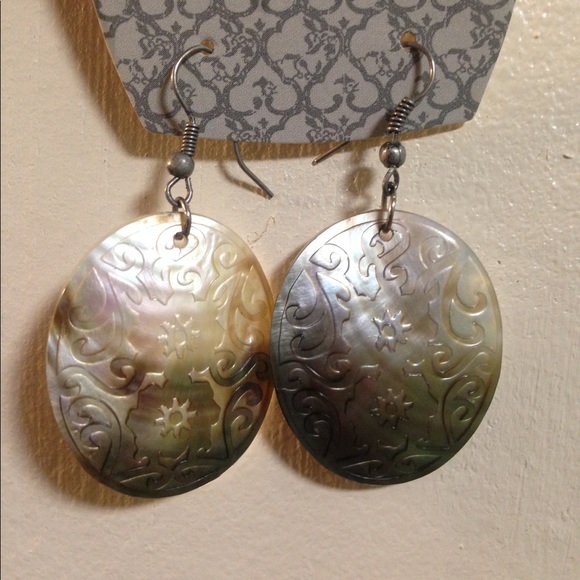 🌟SOLD🌟 Brand new shell earrings - Picture 1 of 3