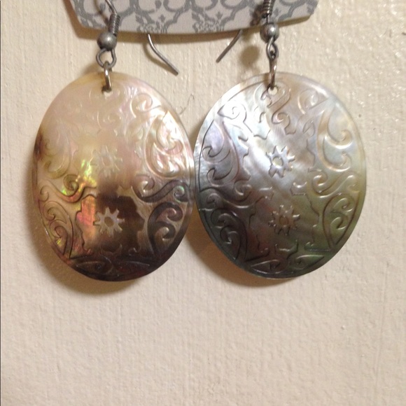 🌟SOLD🌟 Brand new shell earrings - Picture 2 of 3