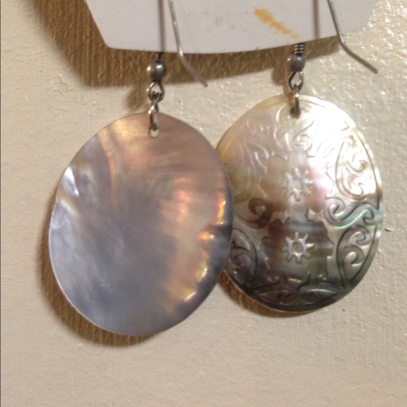 🌟SOLD🌟 Brand new shell earrings - Picture 3 of 3