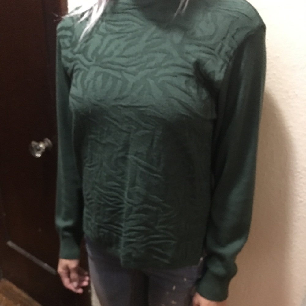 Green pullover
