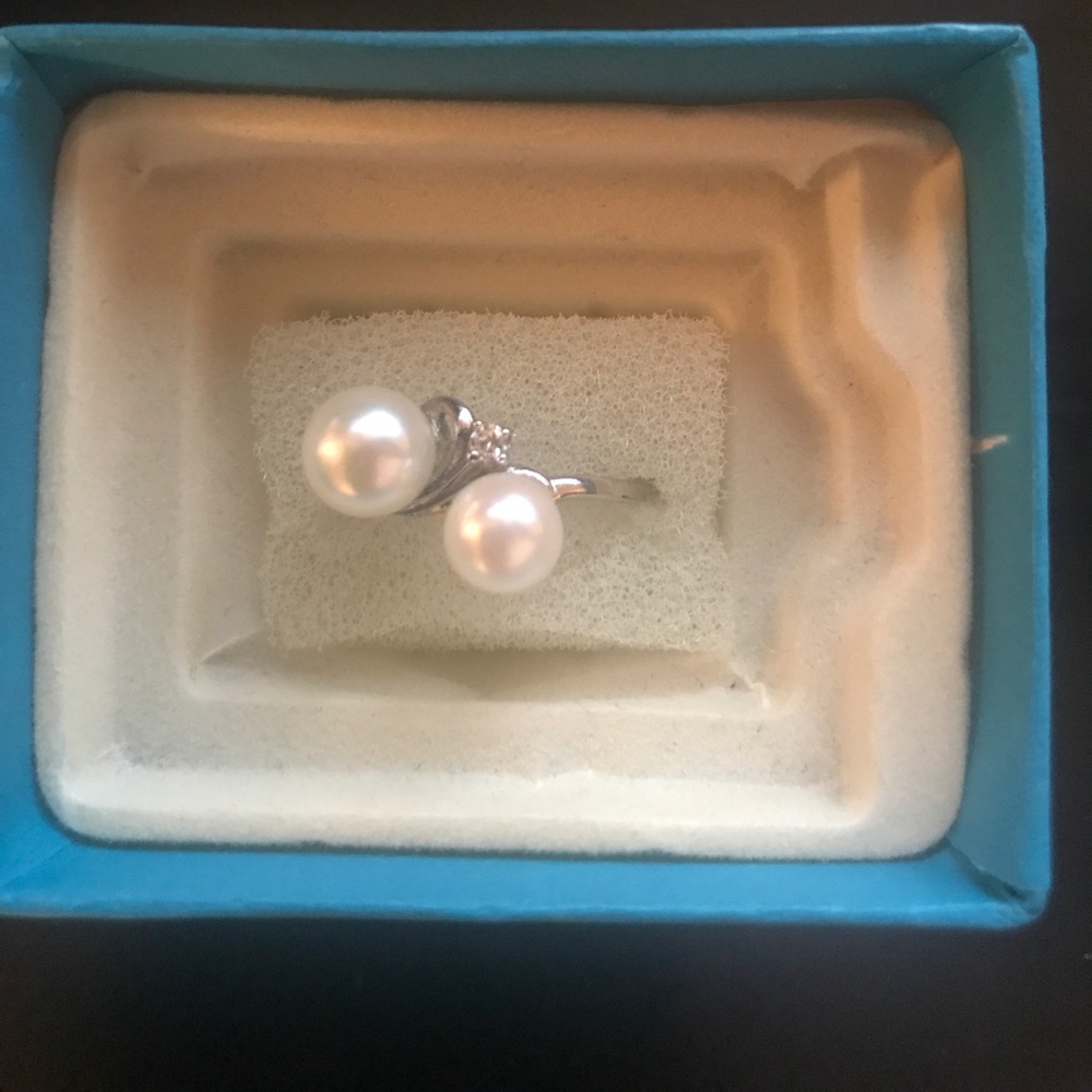 Fresh water pearl in Sterling Silver .925. Size 10