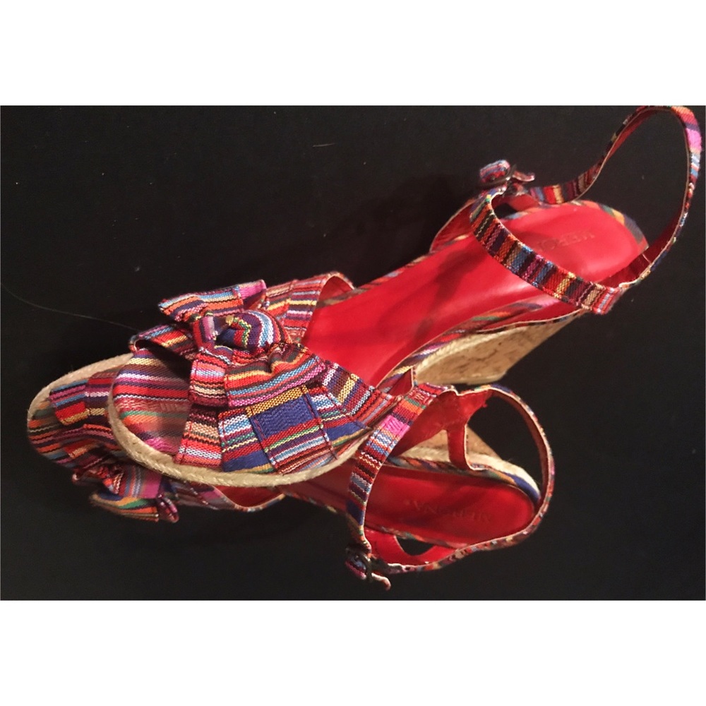 Rainbow colored wedges topped with a bow! Size 8