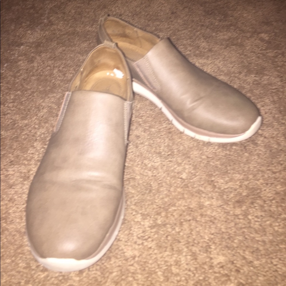 I am selling natural soul slip on leather shoes