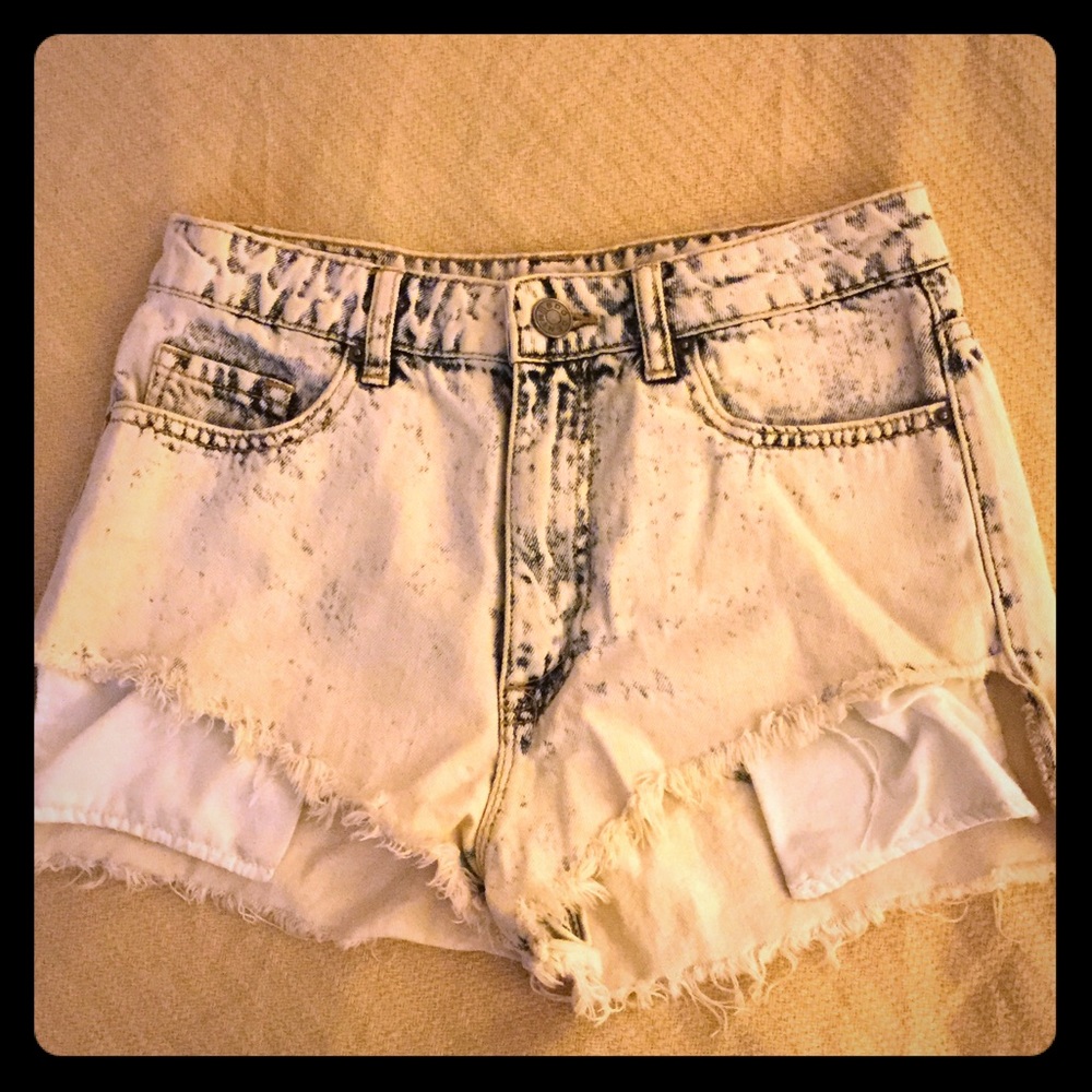 BGD GRUNGE CUT-OFF DENIM SHORTS ACID WASHED SZ 27