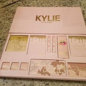 Kylie take me on a vacation make up set