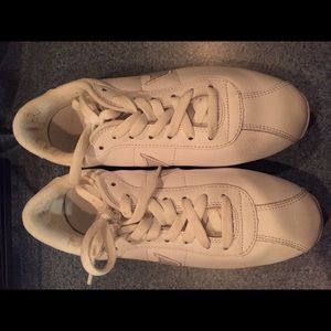 Woman's Nike 8.5 Shoes