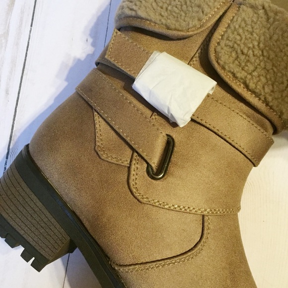 Shearling buckle boots - Picture 4 of 6