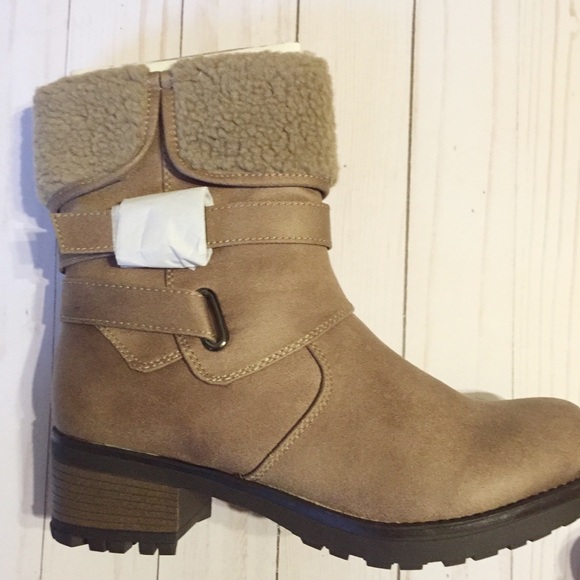 Shearling buckle boots - Picture 3 of 6