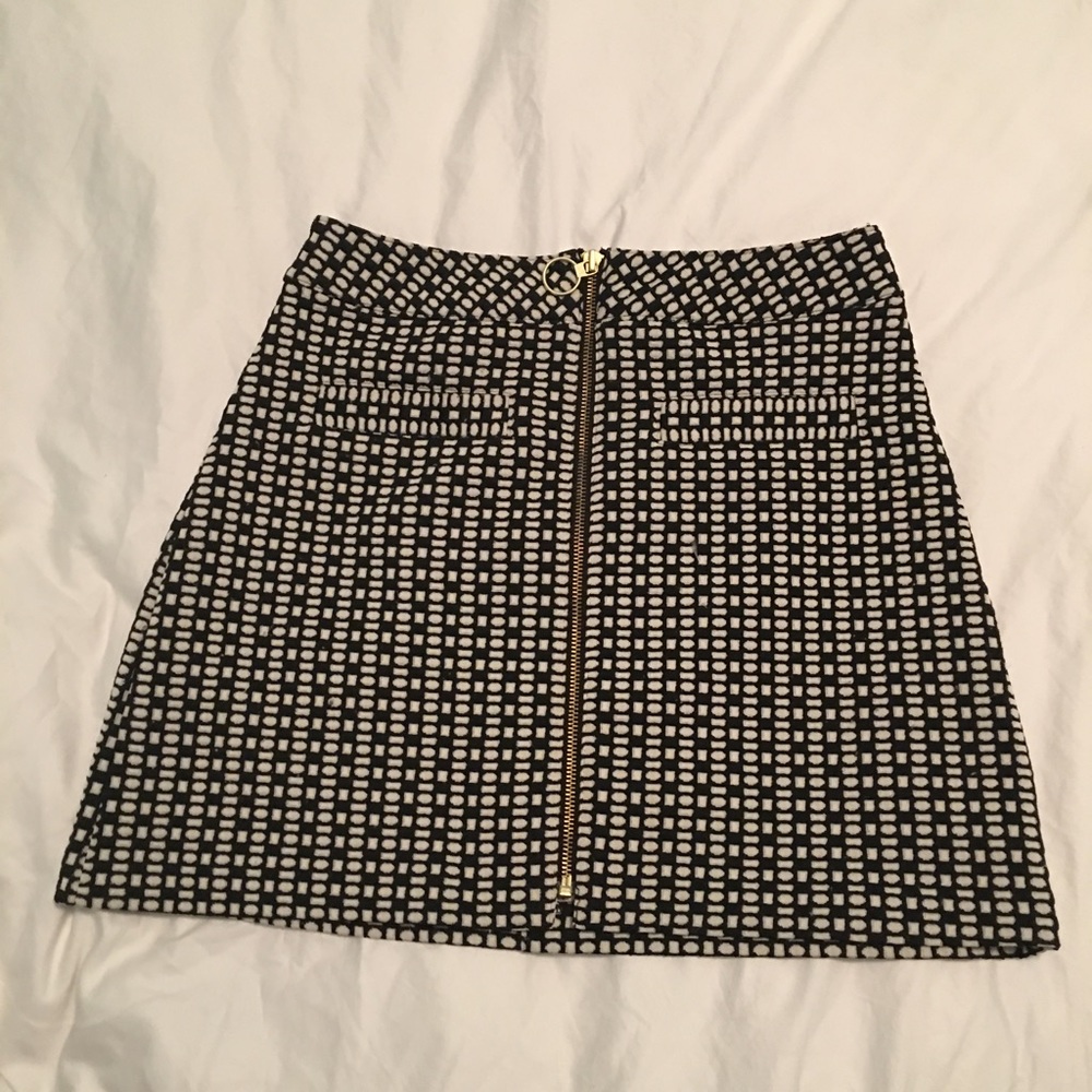 Zip up black and white Express skirt size 6