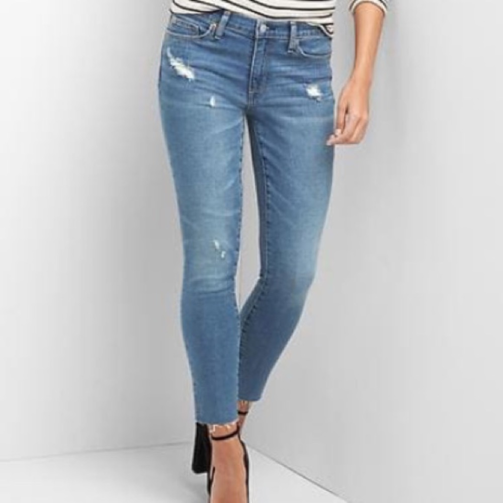 EUC- GAP- distressed true skinny ankle jeans