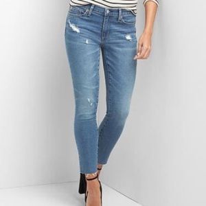 EUC- GAP- distressed true skinny ankle jeans