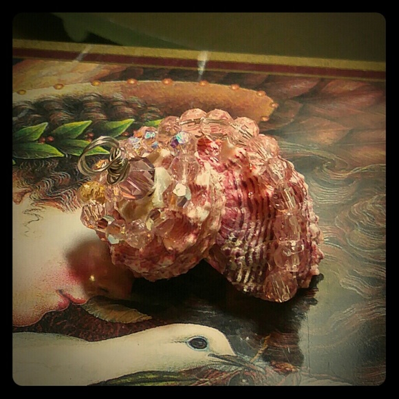 #0016 Artisan Handcrafted Seashell Pendant - Picture 4 of 4