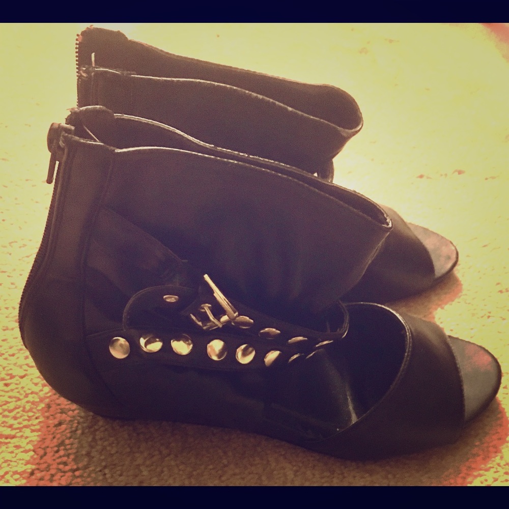 Gorgeous gladiator studded black leather gladiator