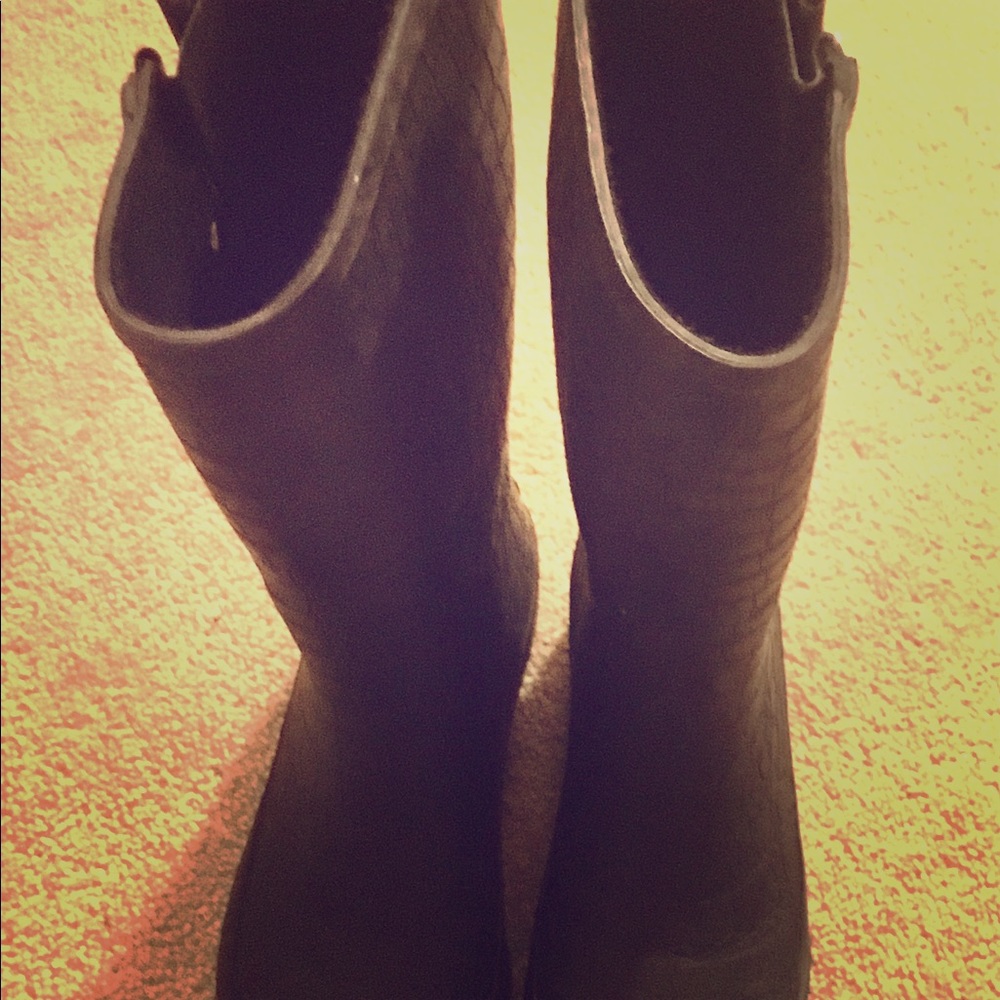 Rampage Black Textured Buckled Rain Boots!