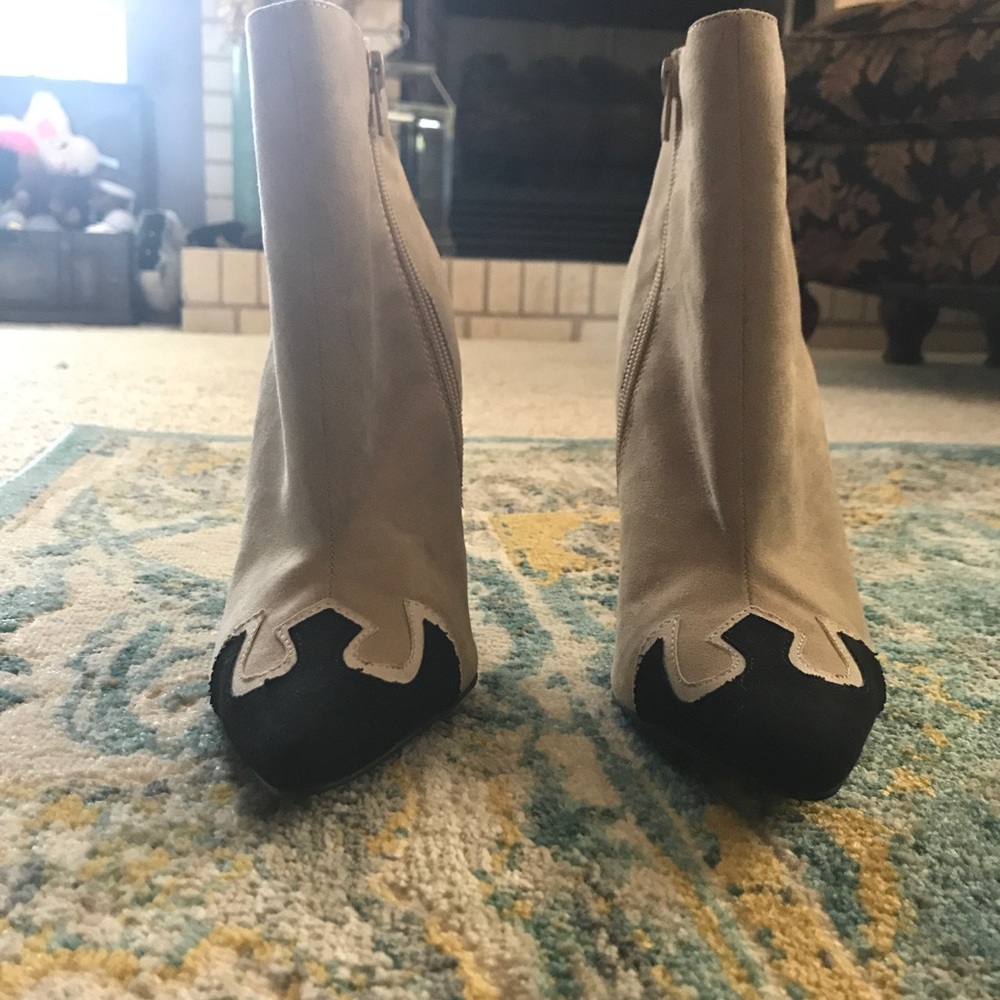 NWOT Tan booties with black design