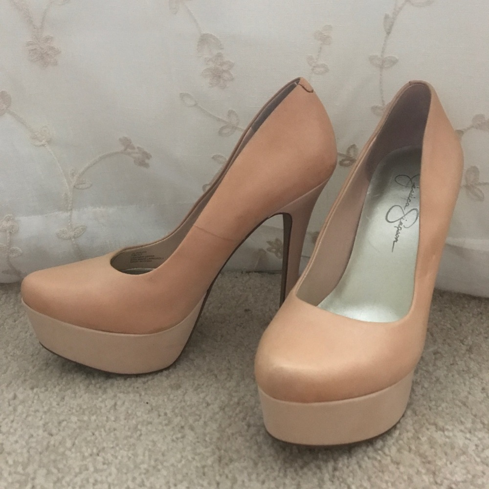 Jessica Simpson nude pump