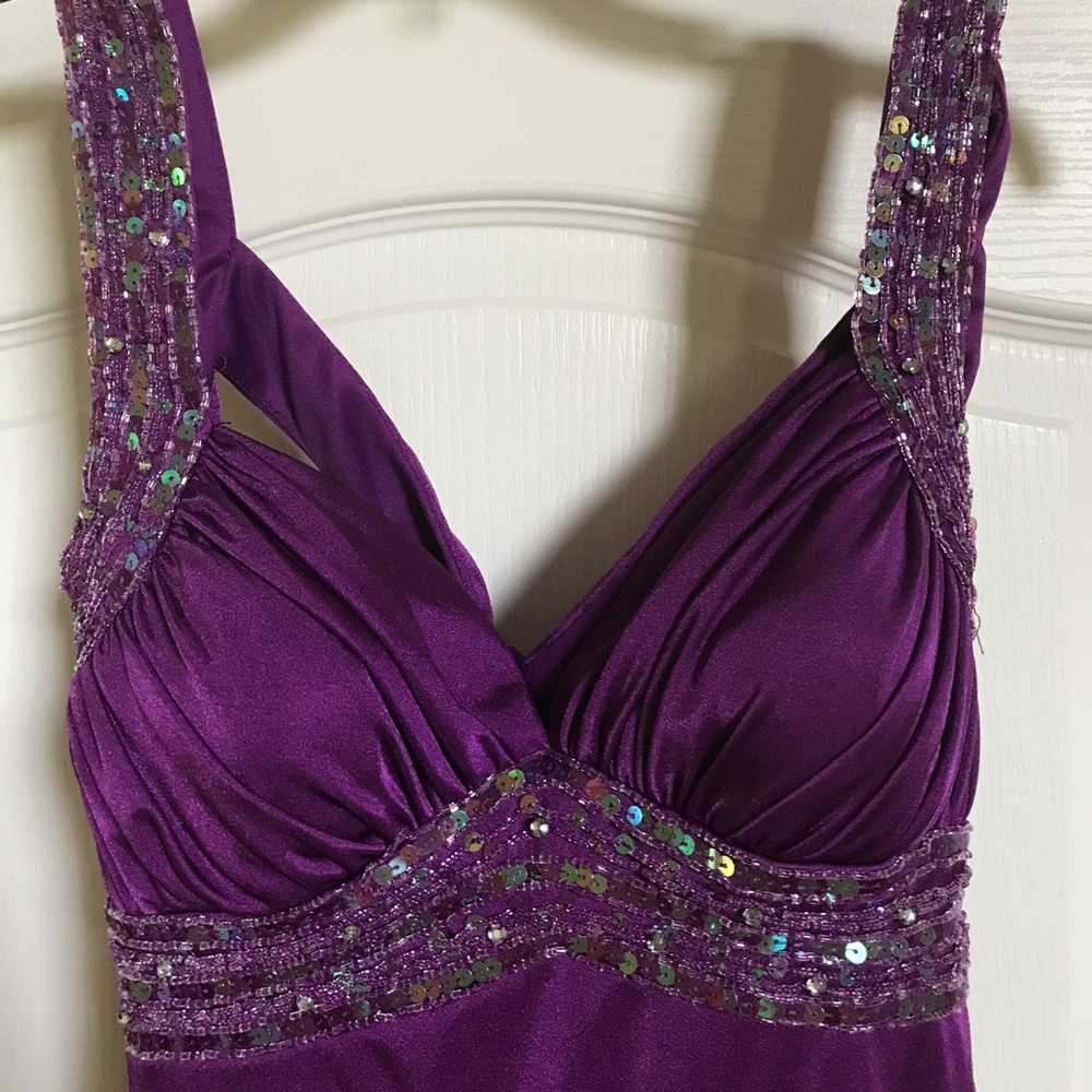 Purple slimming, sequin prom gown