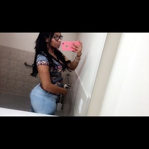 Meet your Posher, Eliza