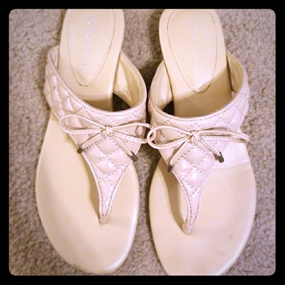 BCBG SANDALS - Picture 1 of 2