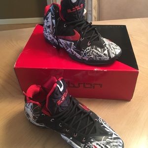 NIKE LEBRON XI white/University red-black graffiti