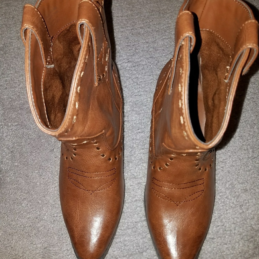 Boots - Picture 2 of 3