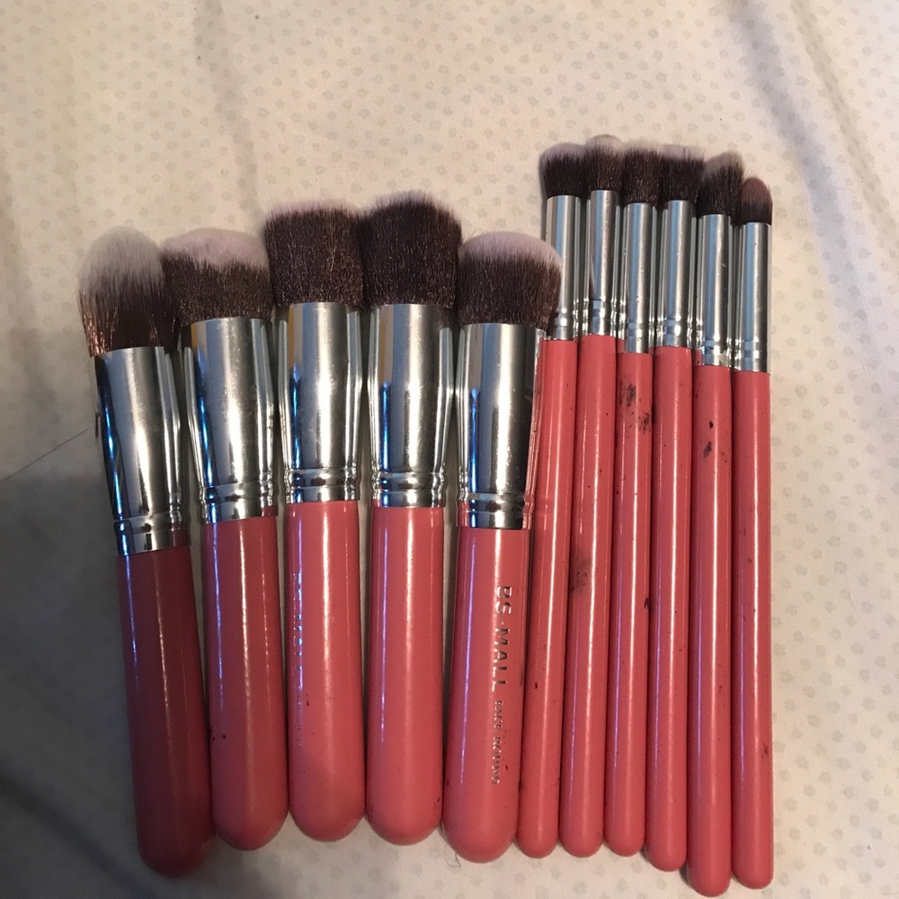 Makeup brushes