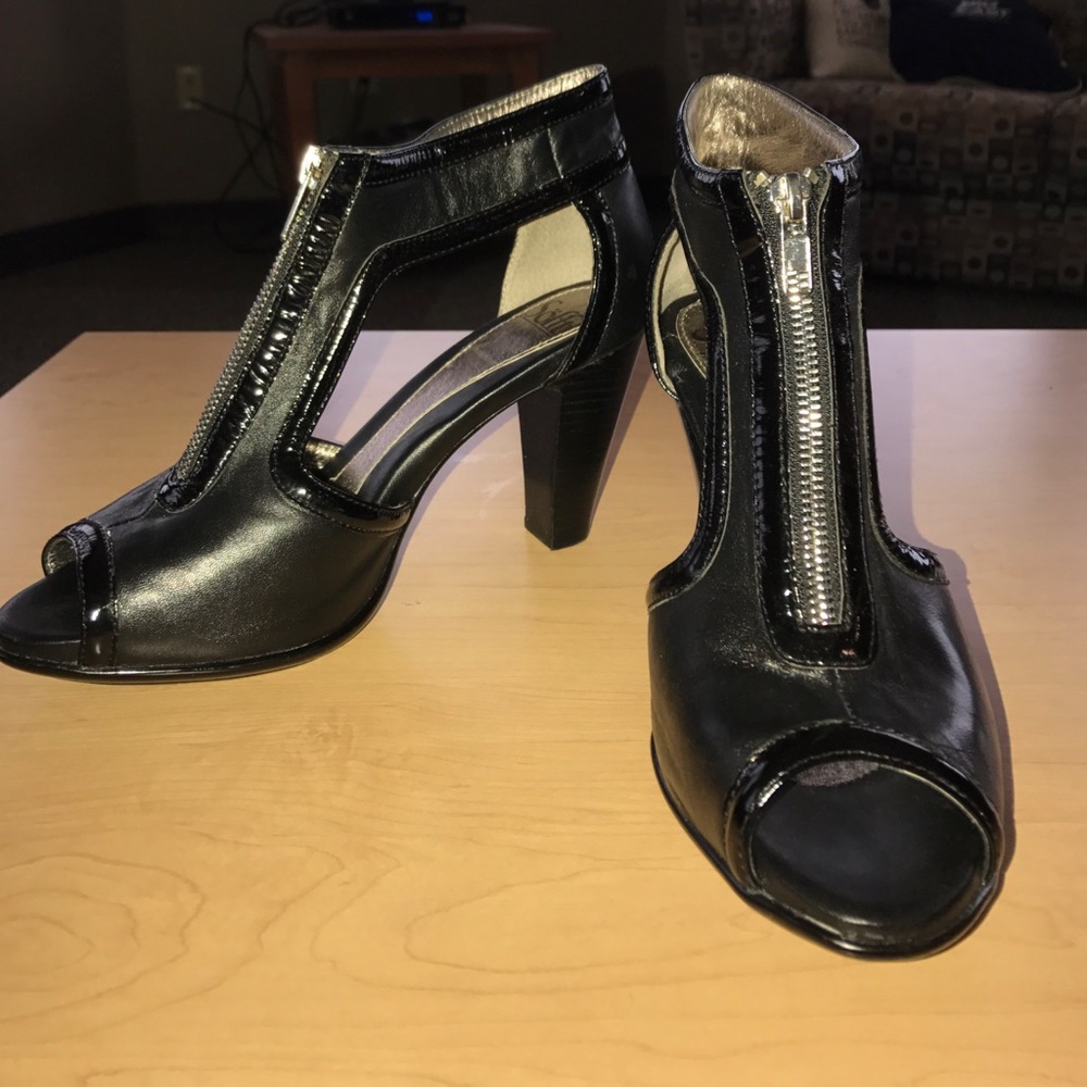 Adorable black pumps!