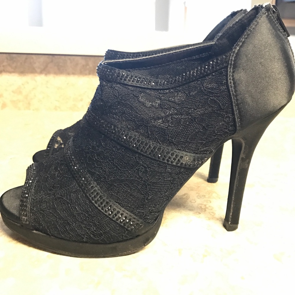 Adorable black, lace heels!