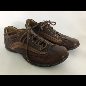 Born Women's 7.5 brown textured leather sneakers