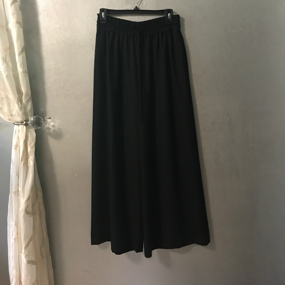 Wide-legged pants