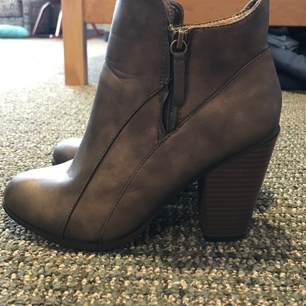 Super cute ankle booties!