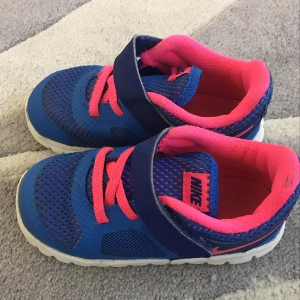 Toddler girls Nike sneakers 7