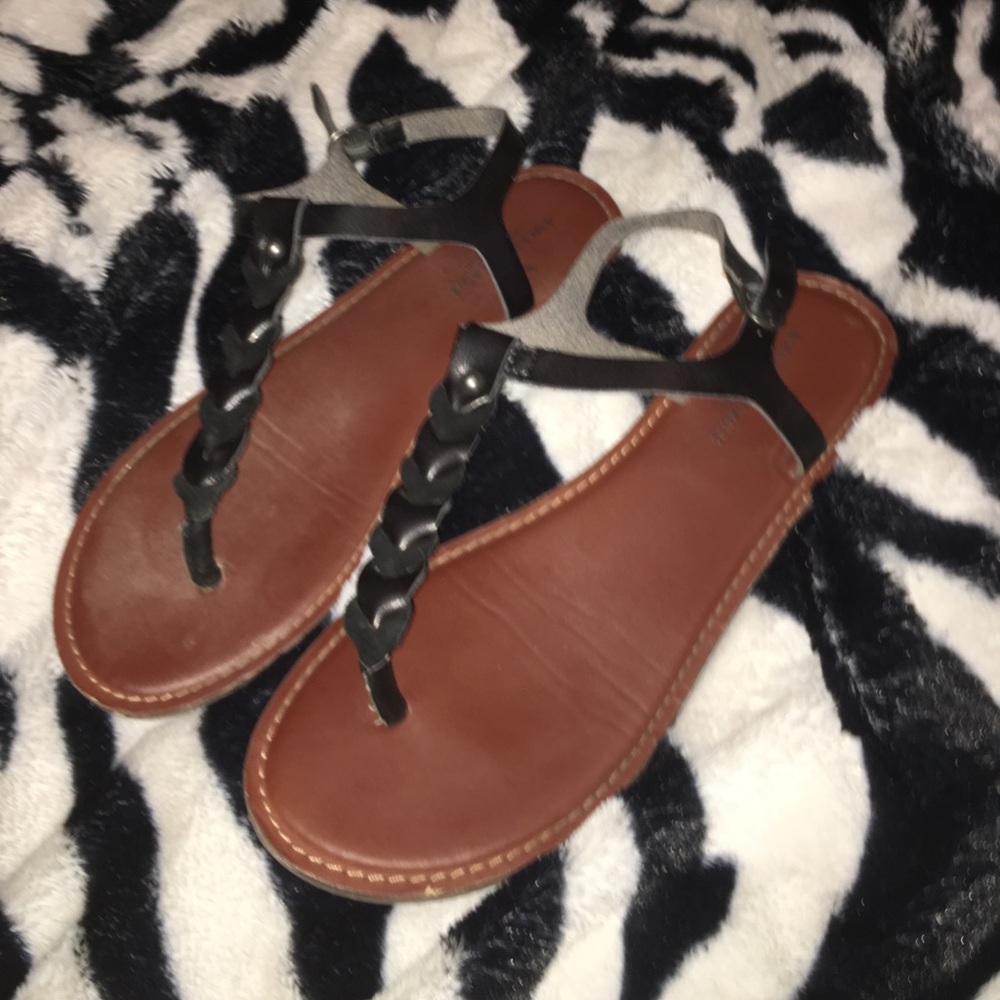 AMERICAN EAGLE - Black Ankle Strap Sandals