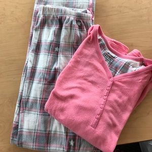 Super cute and super comfortable pajamas set!